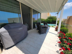 Unique Swimming Pool Villa 68, Palasë